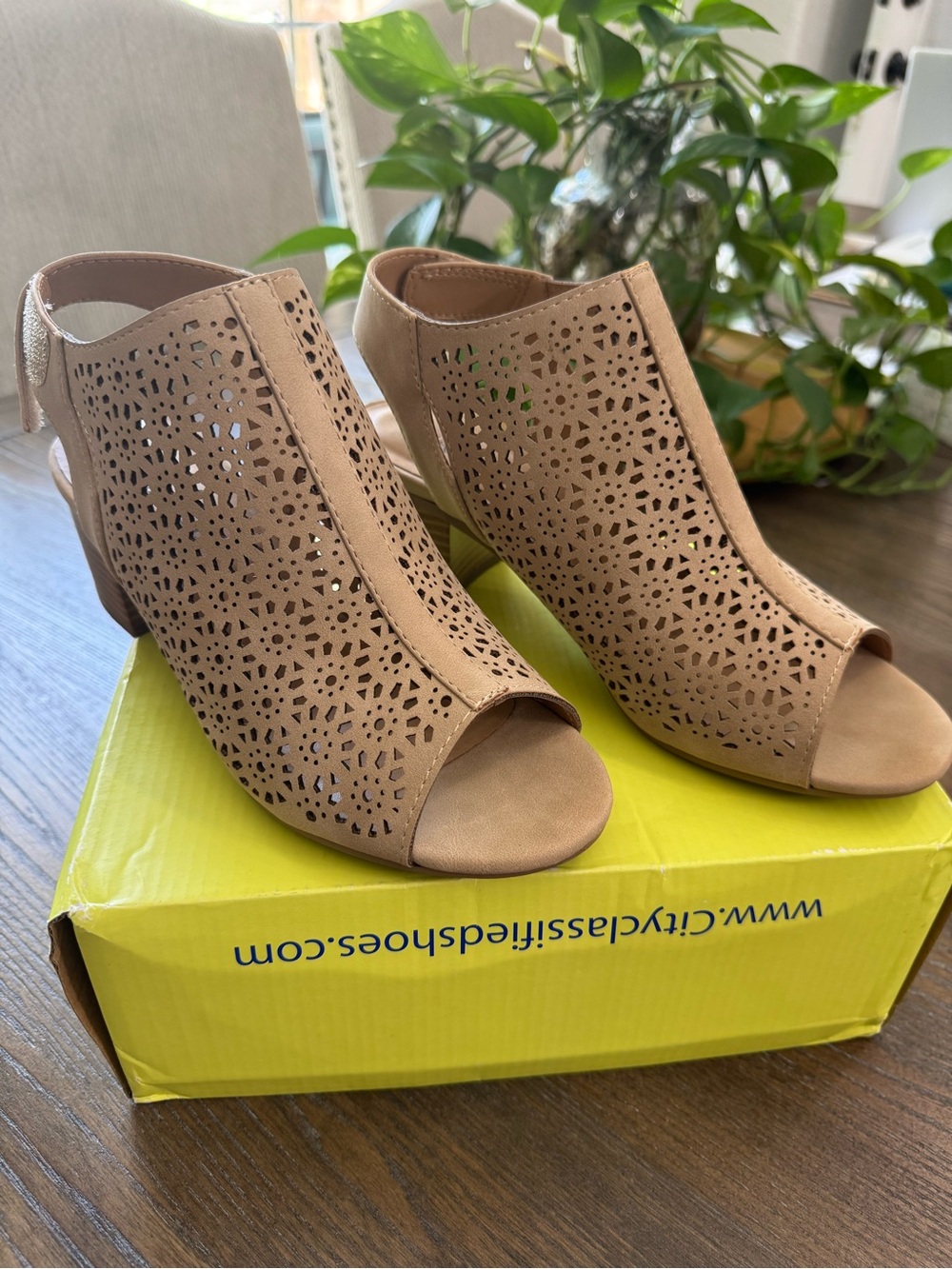𝘾𝙞𝙩𝙮𝙘𝙡𝙖𝙨𝙨𝙞𝙛𝙞𝙚𝙙 Sandal Women's 7.5 Tan Laser Cut Peep Toe Slingback Block Heel